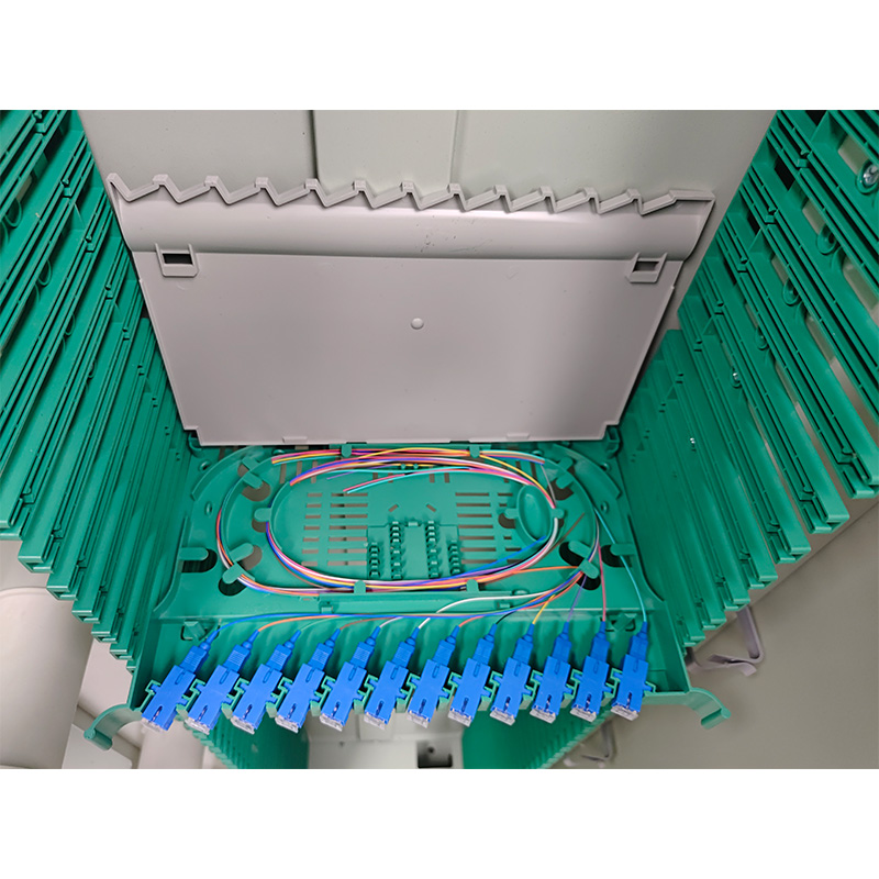 How does the heat dissipation system design of a fiber optic wiring cabinet affect the long-term stability of high-density fiber optic splices?