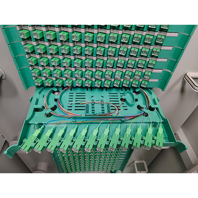 What factors should be considered in the heat dissipation design of a fiber optic wiring cabinet to avoid degrading fiber optic performance?